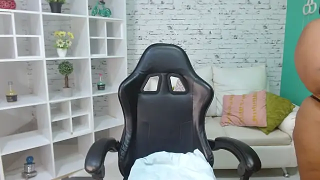 hannahjackson  online show from October 13, 2025, 11:23 am