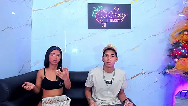 Snapshot of Little_nicoll chatting on December 2, 2025, 10:44 pm Little nicoll online show from December 2, 2025, 10:44 pm