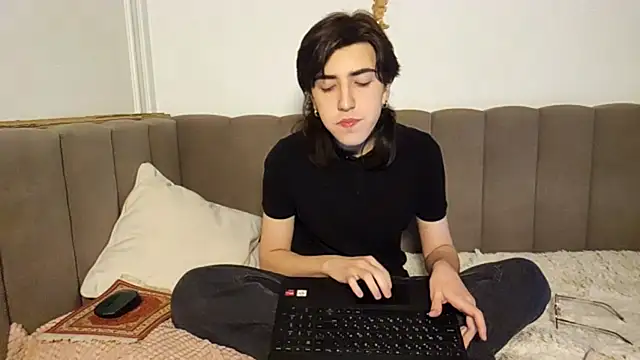 JesseEstrella online show from October 7, 2025, 5:25 pm