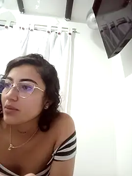 Snapshot of Camila-marinn chatting on October 19, 2025, 12:24 am Camila-marinn online show from October 19, 2025, 12:24 am