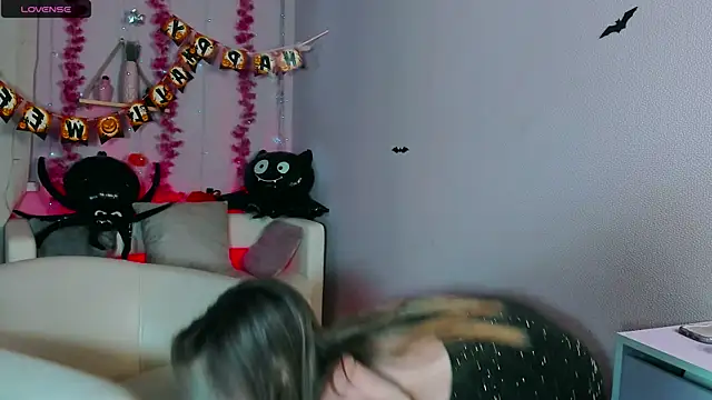 Snapshot of _BellaClark chatting on October 31, 2025, 8:49 pm BellaClark online show from October 31, 2025, 8:49 pm