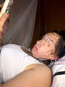 Snapshot of miemie-xx chatting on November 17, 2025, 2:43 pm miemie-xx online show from November 17, 2025, 2:43 pm