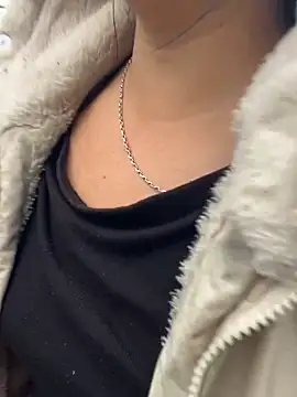 Snapshot of miemie-xx chatting on November 17, 2025, 2:37 am miemie-xx online show from November 17, 2025, 2:37 am