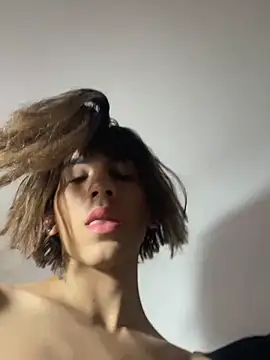 SiaraRealist online show from April 4, 2026, 9:54 pm