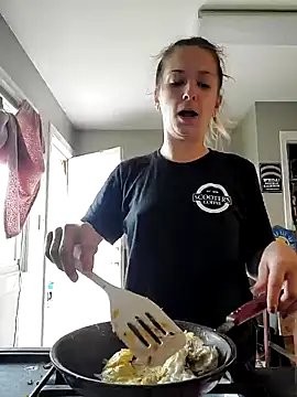 Snapshot of Cassaroll333 chatting on October 16, 2025, 2:58 pm Cassaroll333 online show from October 16, 2025, 2:58 pm