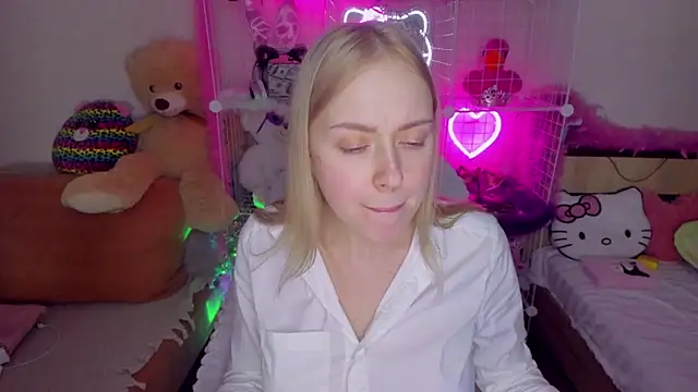 Snapshot of CeaneLino chatting on December 18, 2025, 3:38 pm CeaneLino online show from December 18, 2025, 3:38 pm