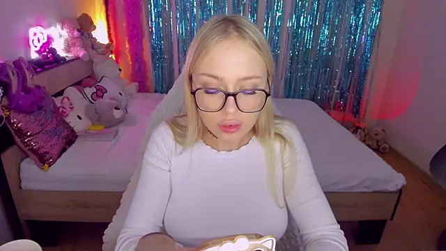 Snapshot of CeaneLino chatting on October 31, 2025, 8:05 pm CeaneLino online show from October 31, 2025, 8:05 pm