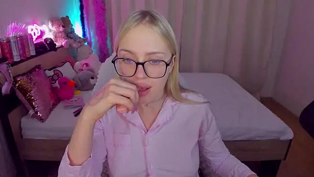 Snapshot of CeaneLino chatting on October 25, 2025, 7:36 pm CeaneLino online show from October 25, 2025, 7:36 pm