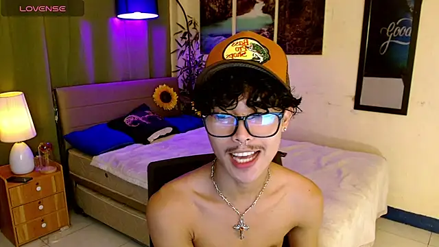 Snapshot of AsianCarl chatting on November 6, 2025, 4:44 pm AsianCarl online show from November 6, 2025, 4:44 pm