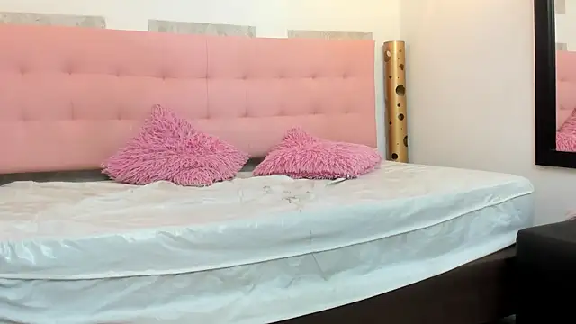 Snapshot of SamanthaFox_8 chatting on November 18, 2025, 10:40 am SamanthaFox 8 online show from November 18, 2025, 10:40 am