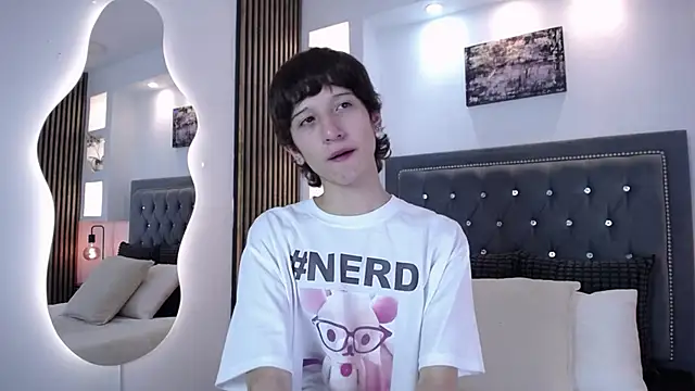 Emo Boy  online show from March 5, 2026, 8:05 pm