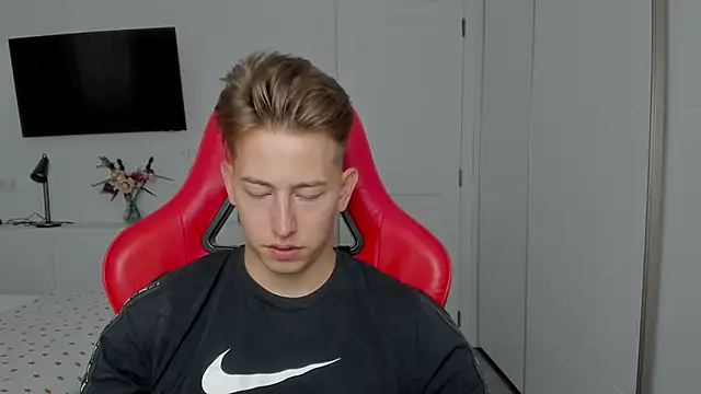 Snapshot of find0m_master chatting on October 12, 2025, 2:18 pm find0m master online show from October 12, 2025, 2:18 pm