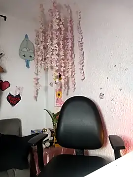 Emilycollei online show from May 7, 2026, 5:11 am