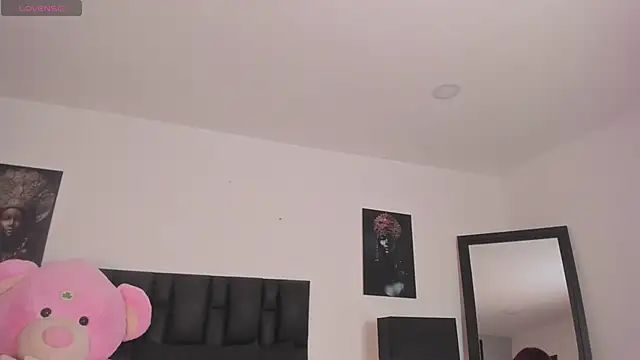 Snapshot of SaradaParker chatting on April 1, 2026, 4:37 pm SaradaParker online show from April 1, 2026, 4:37 pm