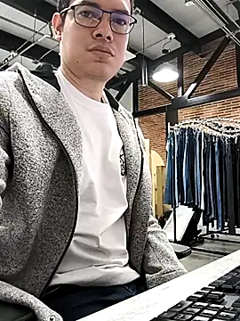 LuigiV2025 online show from February 3, 2026, 3:39 pm