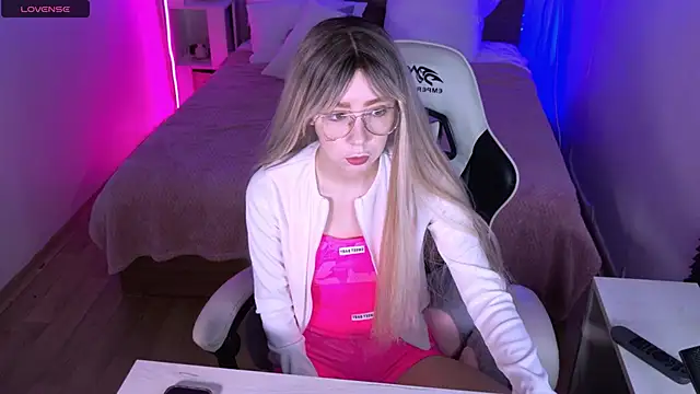 sofiisun online show from October 18, 2025, 4:14 am