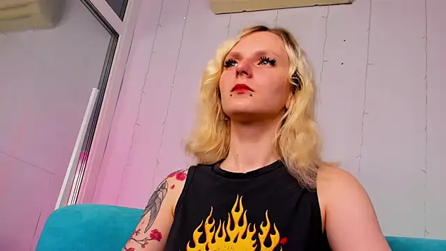 Snapshot of LikiLips chatting on October 10, 2025, 1:39 am LikiLips online show from October 10, 2025, 1:39 am