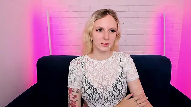 Snapshot of LikiLips chatting on October 30, 2025, 1:04 am LikiLips online show from October 30, 2025, 1:04 am