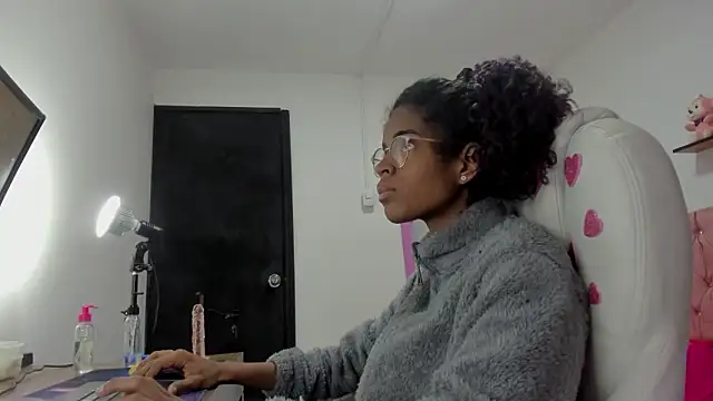 Snapshot of thianahorny chatting on February 9, 2026, 10:02 am thianahorny online show from February 9, 2026, 10:02 am