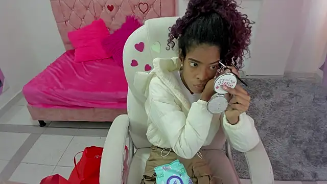 Snapshot of thianahorny chatting on February 11, 2026, 1:44 pm thianahorny online show from February 11, 2026, 1:44 pm