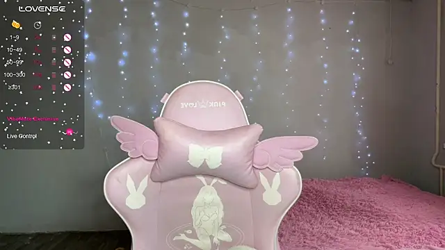 myprettylola online show from March 19, 2026, 1:33 pm