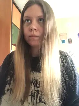 Snapshot of LunaVirelle chatting on April 24, 2026, 1:02 pm LunaVirelle online show from April 24, 2026, 1:02 pm