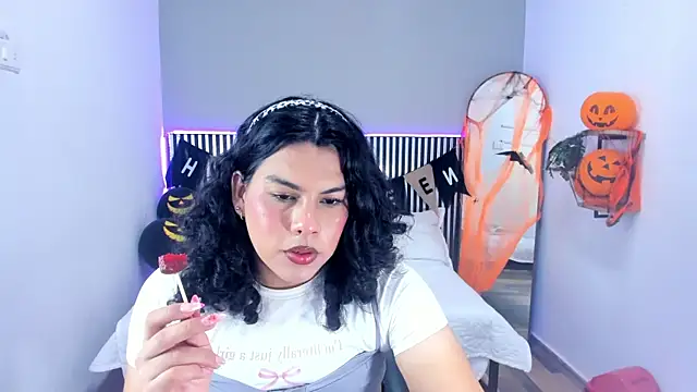 Snapshot of Little_Alli chatting on October 29, 2025, 8:30 pm Little Alli online show from October 29, 2025, 8:30 pm