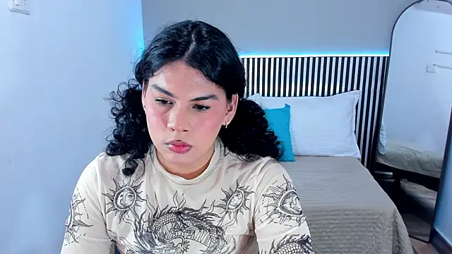 Snapshot of Little_Alli chatting on October 15, 2025, 7:33 pm Little Alli online show from October 15, 2025, 7:33 pm