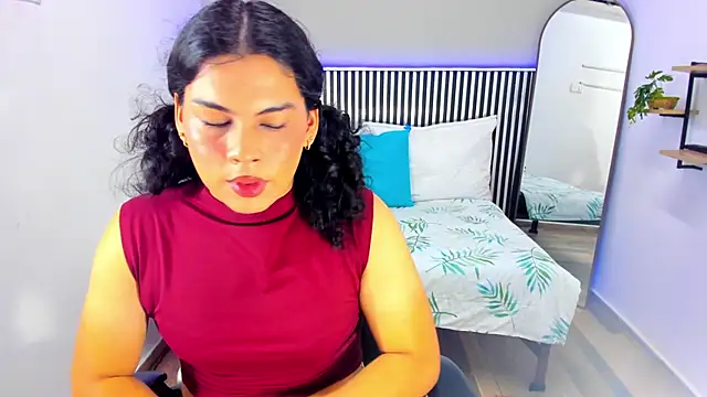 Snapshot of Little_Alli chatting on October 19, 2025, 8:33 pm Little Alli online show from October 19, 2025, 8:33 pm