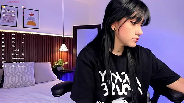 Snapshot of evelyn_samantha chatting on November 25, 2025, 1:28 am evelyn samantha online show from November 25, 2025, 1:28 am