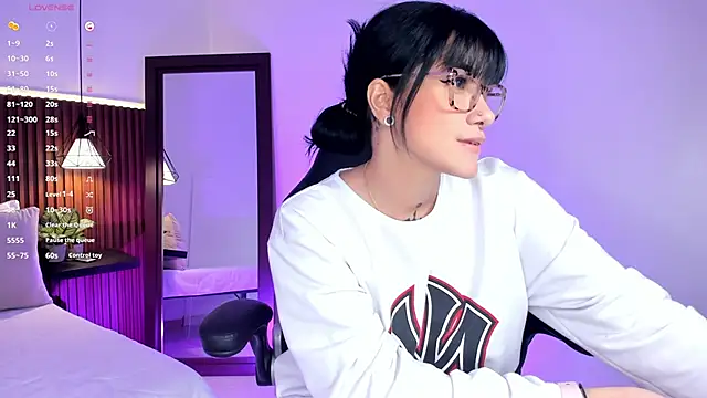 Snapshot of evelyn_samantha chatting on November 12, 2025, 2:15 am evelyn samantha online show from November 12, 2025, 2:15 am