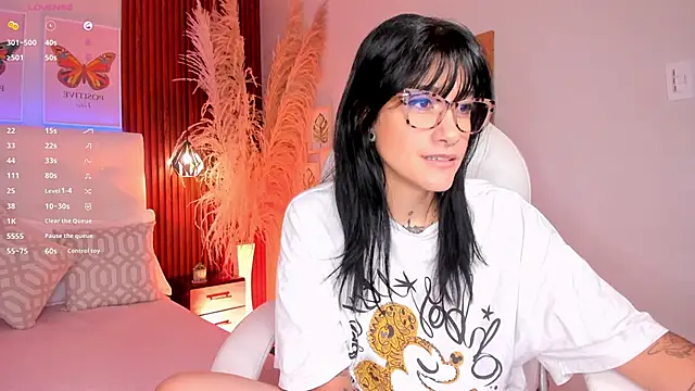 Snapshot of evelyn_samantha chatting on November 7, 2025, 3:00 am evelyn samantha online show from November 7, 2025, 3:00 am