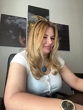Snapshot of Passion-Blondy chatting on June 17, 2026, 9:52 am Passion-Blondy online show from June 17, 2026, 9:52 am
