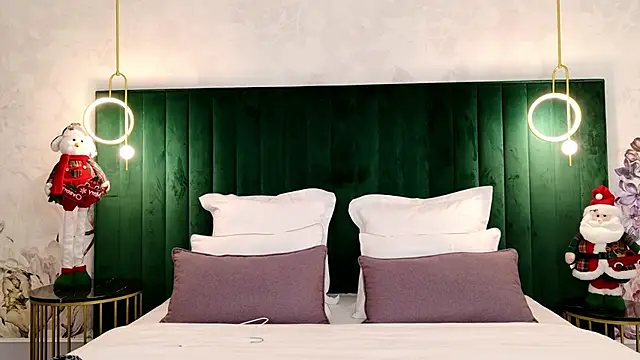 ClaireMathis online show from December 5, 2025, 2:48 pm