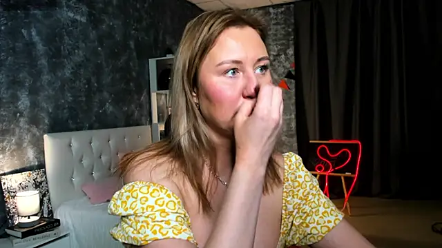 scent  of woman online show from November 4, 2025, 1:31 am