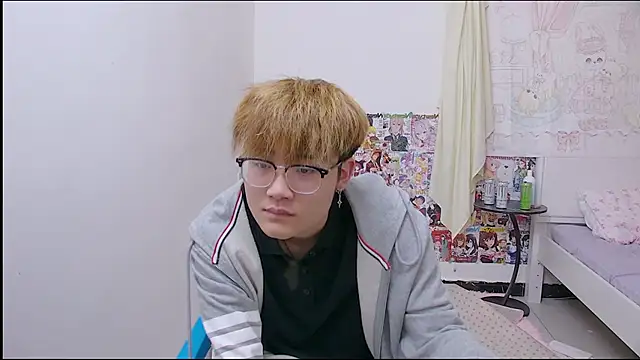 KK-cuteboy online show from April 11, 2026, 7:45 am