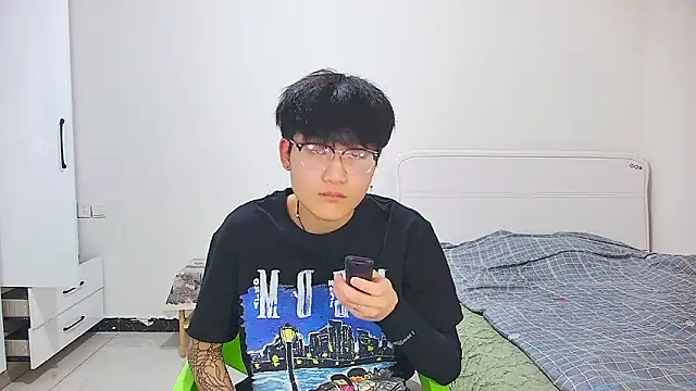 KK-cuteboy online show from April 26, 2026, 11:51 am