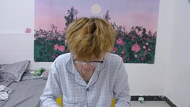 KK-cuteboy online show from April 19, 2026, 4:13 am