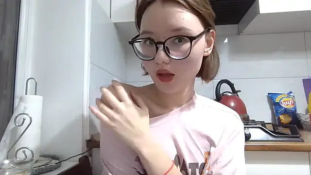 LilyTaylors online show from October 8, 2025, 5:35 pm