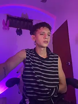 Snapshot of tylernova chatting on October 23, 2025, 3:27 am tylernova online show from October 23, 2025, 3:27 am