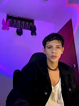 Snapshot of tylernova chatting on October 13, 2025, 3:19 am tylernova online show from October 13, 2025, 3:19 am