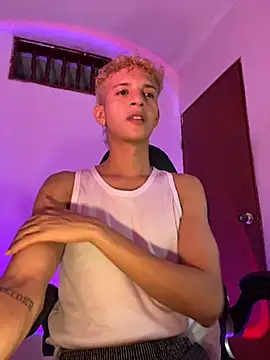 Snapshot of tylernova chatting on November 10, 2025, 4:28 am tylernova online show from November 10, 2025, 4:28 am