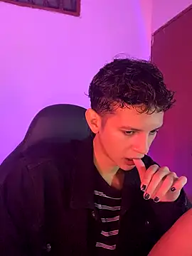 Snapshot of tylernova chatting on November 5, 2025, 4:04 am tylernova online show from November 5, 2025, 4:04 am