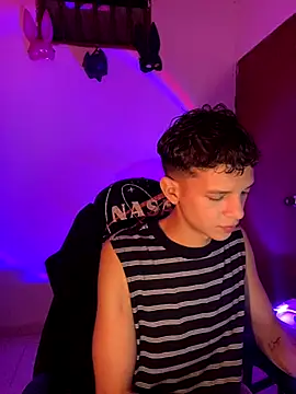 Snapshot of tylernova chatting on October 17, 2025, 3:32 am tylernova online show from October 17, 2025, 3:32 am