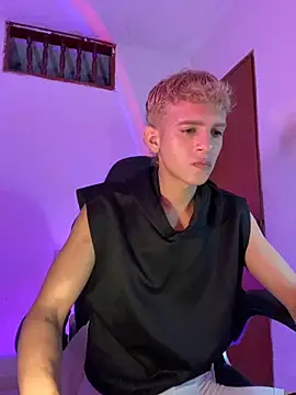 Snapshot of tylernova chatting on November 8, 2025, 3:43 am tylernova online show from November 8, 2025, 3:43 am