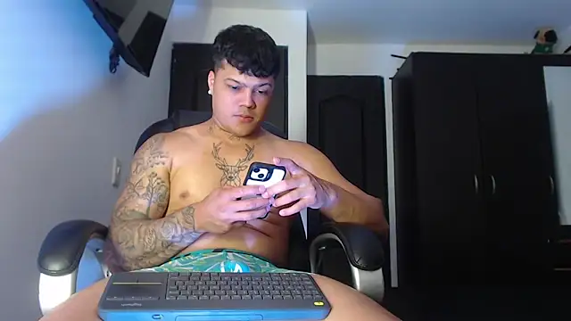 Snapshot of Boyhot_00 chatting on October 14, 2025, 5:57 pm Boyhot 00 online show from October 14, 2025, 5:57 pm