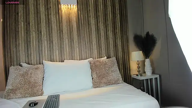 VanneCamiel online show from November 7, 2025, 11:37 am