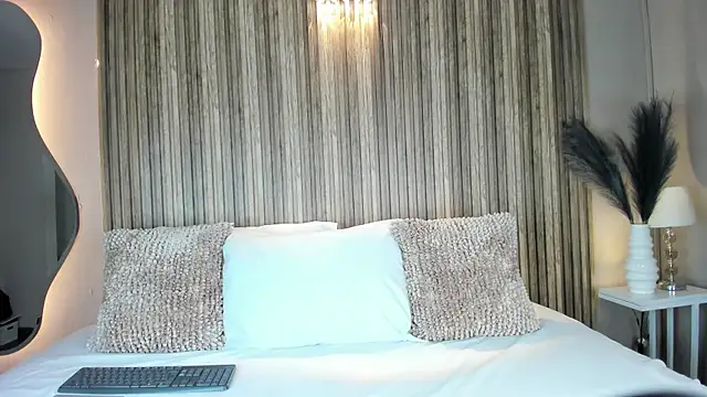 Snapshot of VanneCamiel chatting on October 28, 2025, 11:53 am VanneCamiel online show from October 28, 2025, 11:53 am