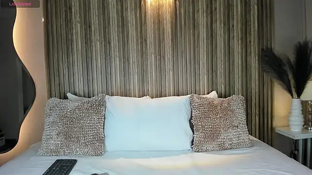 Snapshot of VanneCamiel chatting on October 27, 2025, 11:55 am VanneCamiel online show from October 27, 2025, 11:55 am