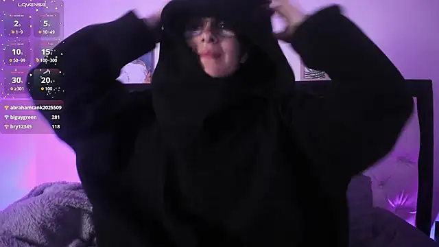 Snapshot of Sara_Roades chatting on October 28, 2025, 11:14 pm Sara Roades online show from October 28, 2025, 11:14 pm